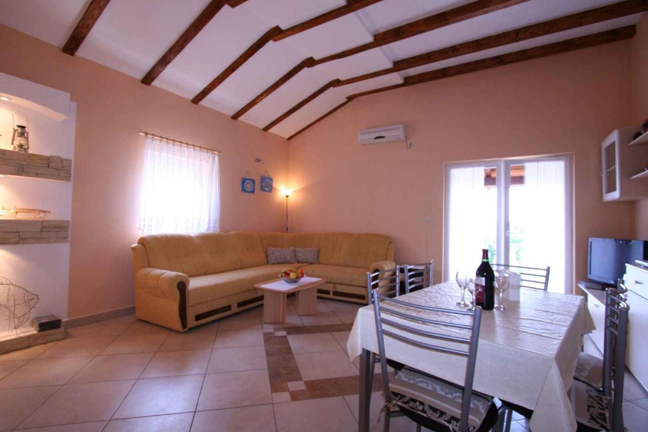 Apartments In Silo/Insel Krk 13442 Екстериор снимка